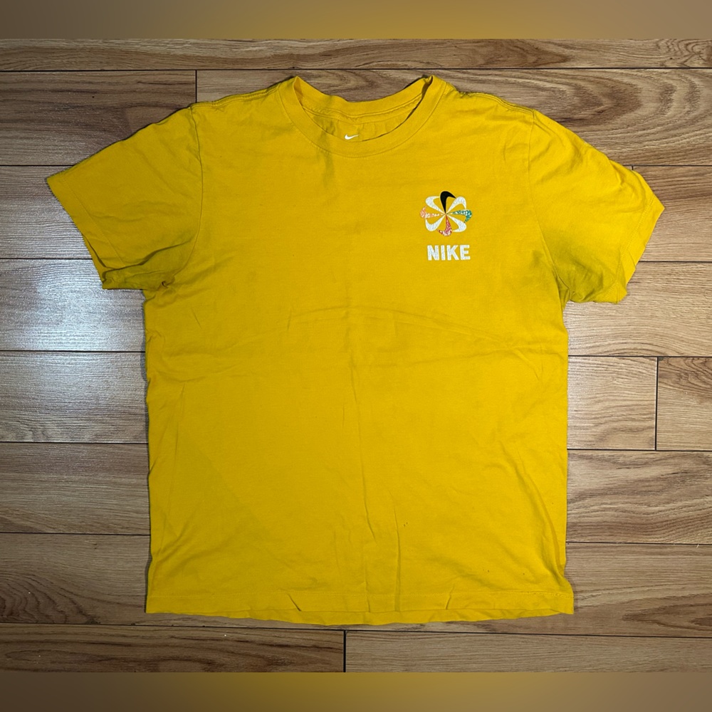 NIKE - THE SPORT SHOE OF CHAMPIONS - T-SHIRT - SIZE M - YELLOW